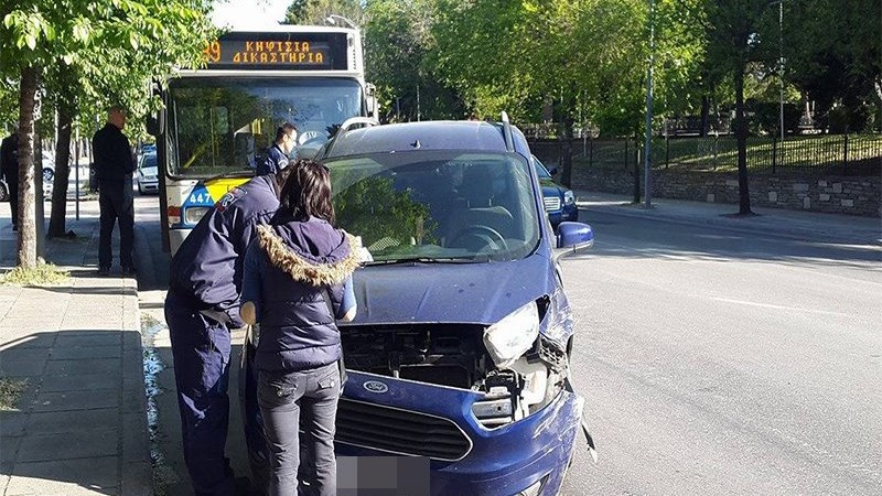 Σύγκρουση λεωφορείου με δύο αυτοκίνητα – Τραυματίστηκε επιβάτης – ΤΩΡΑ