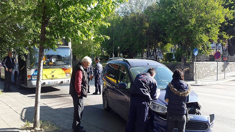 Νέα ΦΩΤΟ από τη σύγκρουση του λεωφορείου με δύο αυτοκίνητα