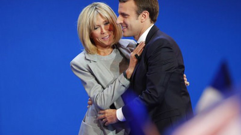 Το φιλί του Μακρόν στη σύζυγό του – ΦΩΤΟ
