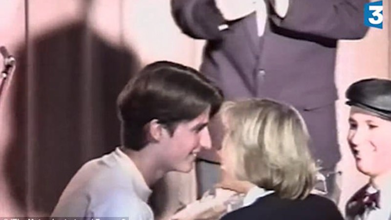 Το πρώτο φιλί του 15χρονου Μακρόν με την κατά 25 χρόνια μεγαλύτερη σύζυγό του – ΦΩΤΟ – ΒΙΝΤΕΟ