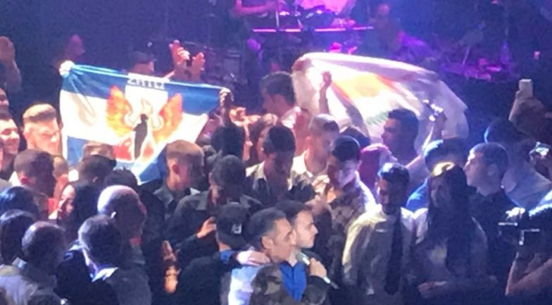 Με χουντικές σημαίες έκανε πρεμιέρα ο Σφακιανάκης – ΦΩΤΟ