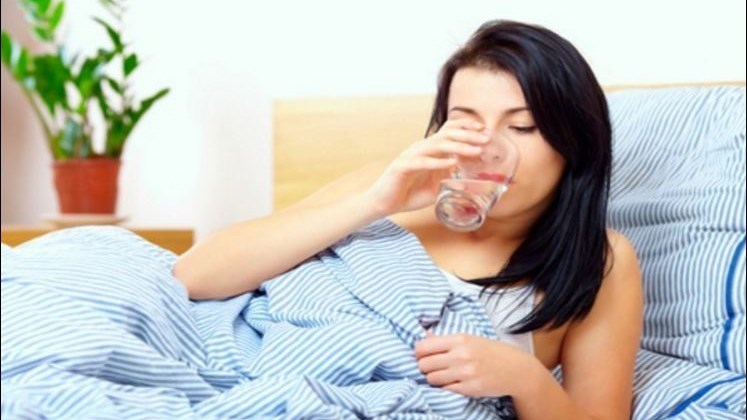Γιατί να πίνετε νερό αμέσως μόλις σηκώνεστε το πρωί