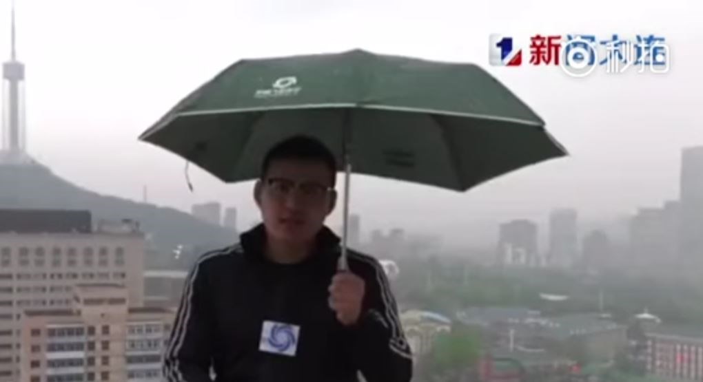 Μετεωρολόγος χτυπήθηκε από κεραυνό σε ζωντανή μετάδοση – ΒΙΝΤΕΟ