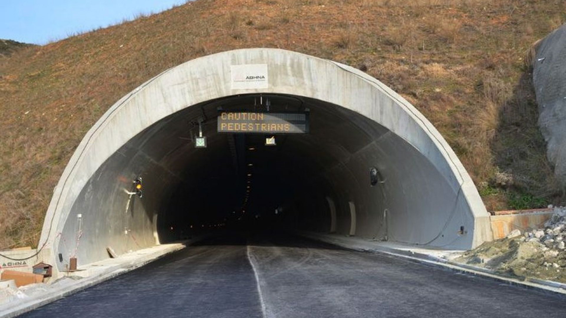 Ιστορίες…οδηγικής τρέλας – Έκανε διπλή αναστροφή σε σήραγγα