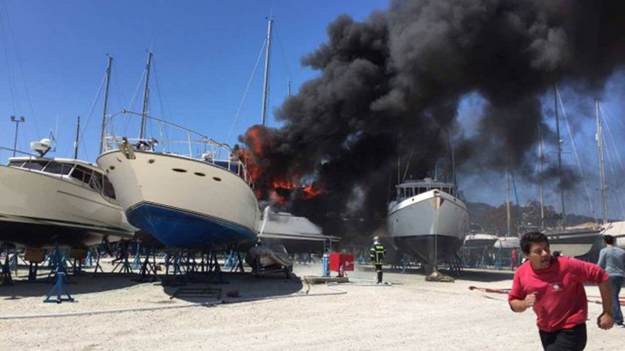 Σκάφος τυλίχτηκε στις φλόγες – ΒΙΝΤΕΟ – ΦΩΤΟ