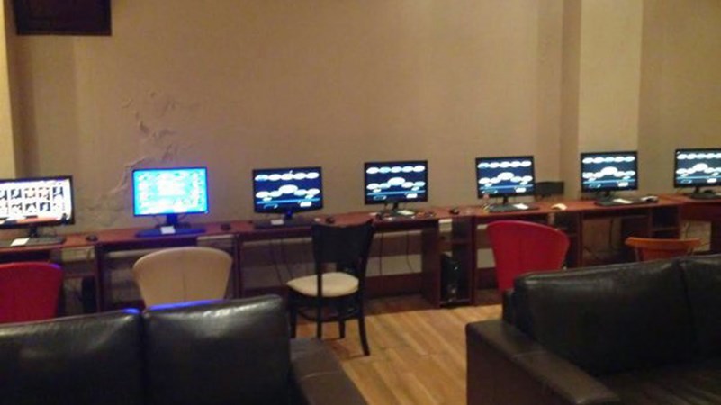 Έφοδοι της αστυνομίας σε καταστήματα με «φρουτάκια» στη Θεσσαλονίκη – Δέκα συλλήψεις