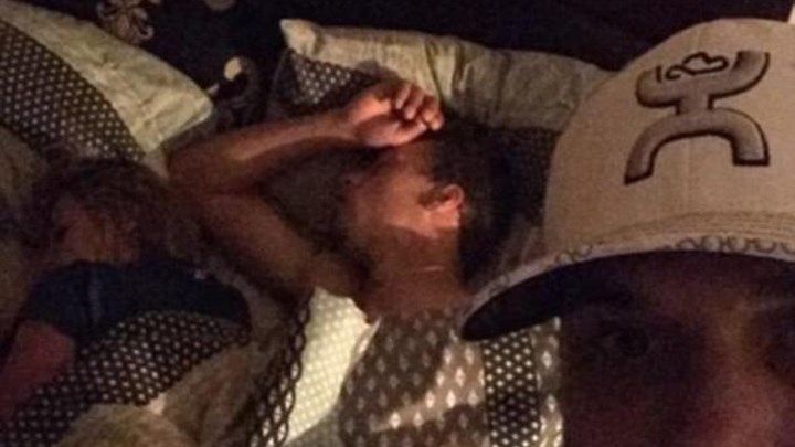 Βρήκε την κοπέλα του με άλλον στο κρεβάτι και έβγαλε…selfie- ΦΩΤΟ