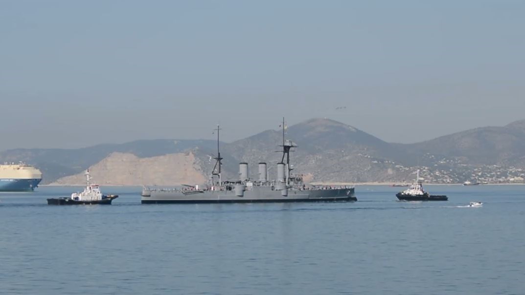 Εντυπωσιακές εικόνες από τη ρυμούλκηση του θωρηκτού Αβέρωφ στον Πειραιά – ΒΙΝΤΕΟ