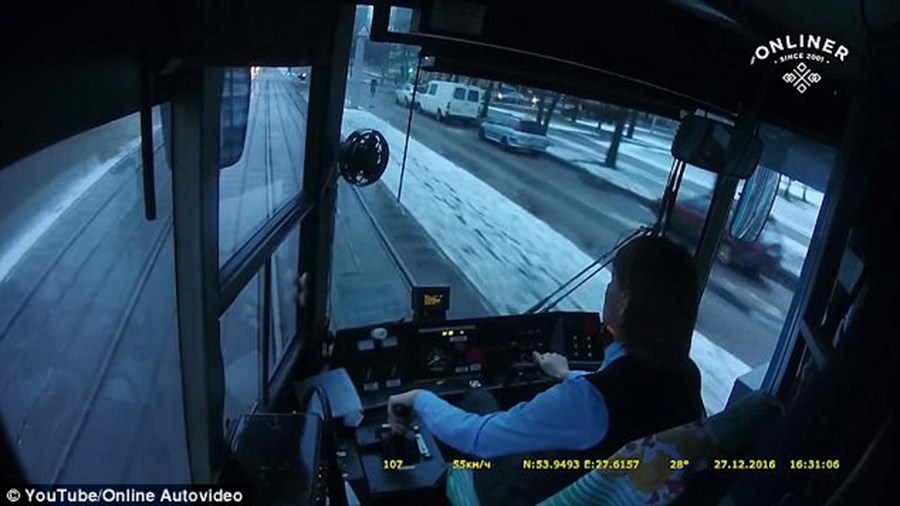 Τραμ παρέσυρε αυτοκίνητο – Δείτε την αντίδραση της οδηγού που έγινε viral – BINTEO