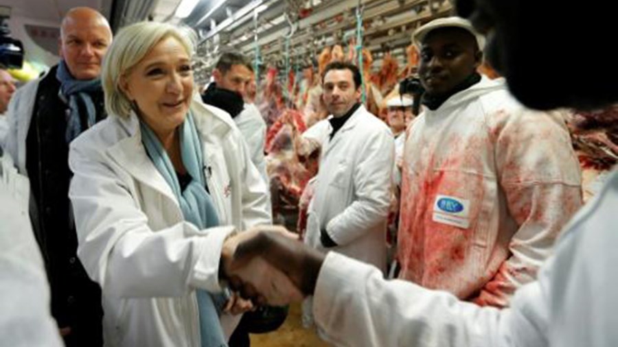 Πέταξαν ντομάτες στη Λεπέν – ΒΙΝΤΕΟ