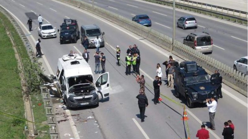 Σε αυτοσχέδιο εκρηκτικό μηχανισμό αποδίδεται η έκρηξη σε βαν στην Κωνσταντινούπολη – ΒΙΝΤΕΟ
