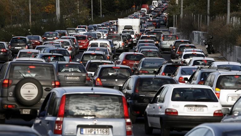 Χρόνο-ρεκόρ περνούν οι Έλληνες μέσα στο αυτοκίνητο