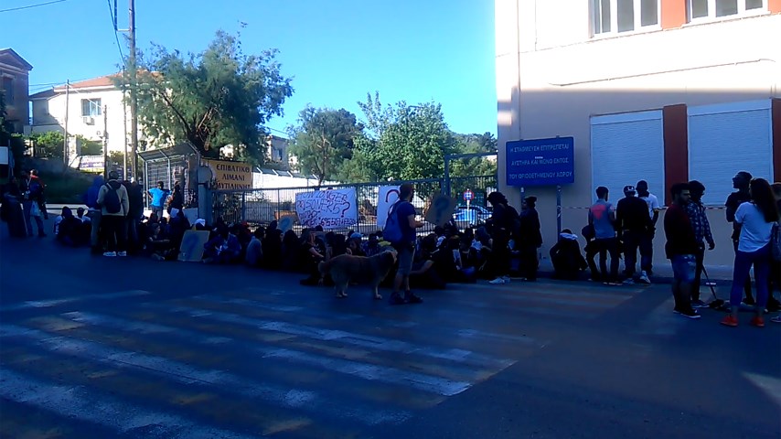 Ένταση στη Λέσβο – Αλληλέγγυοι και μετανάστες μπλόκαραν τις πύλες εισόδου στο λιμάνι