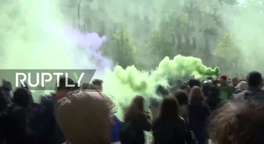 Επεισόδια σε διαδήλωση στο Παρίσι κατά των Λεπέν και Μακρόν – ΒΙΝΤΕΟ