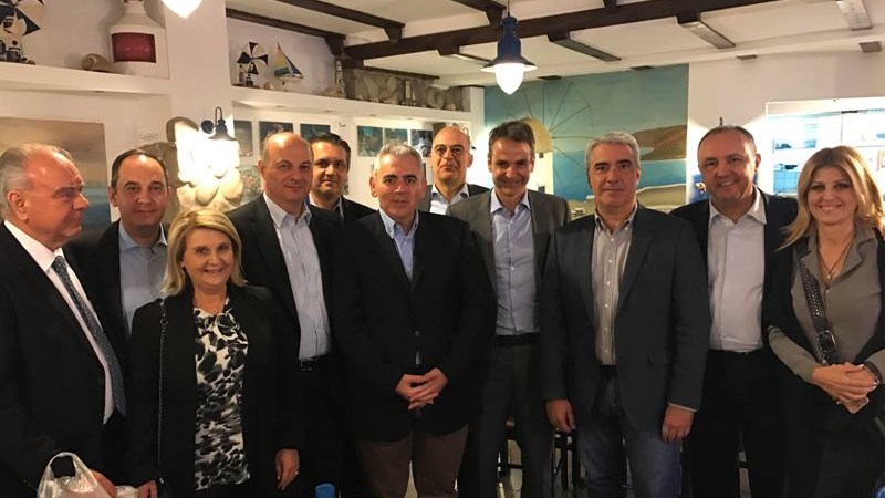 Δείπνο Μητσοτάκη με την “τάξη” βουλευτών του 2004 – ΦΩΤΟ