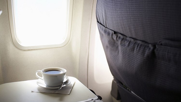 Γιατί ο καφές στο αεροπλάνο είναι τόσο άνοστος;