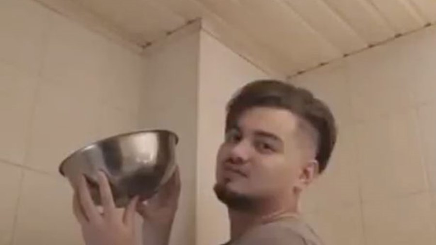 Δείτε τι έπαθε όταν πήγε να πιάσει μια τεράστια… αράχνη – ΒΙΝΤΕΟ