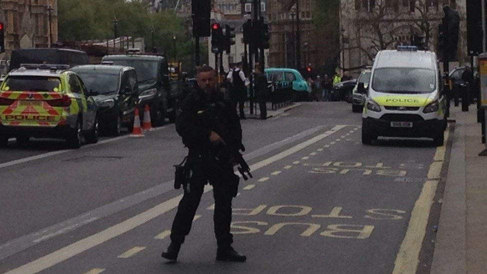 Συνελήφθη ένας άνδρας κοντά στο Βρετανικό Κοινοβούλιο – ΤΩΡΑ