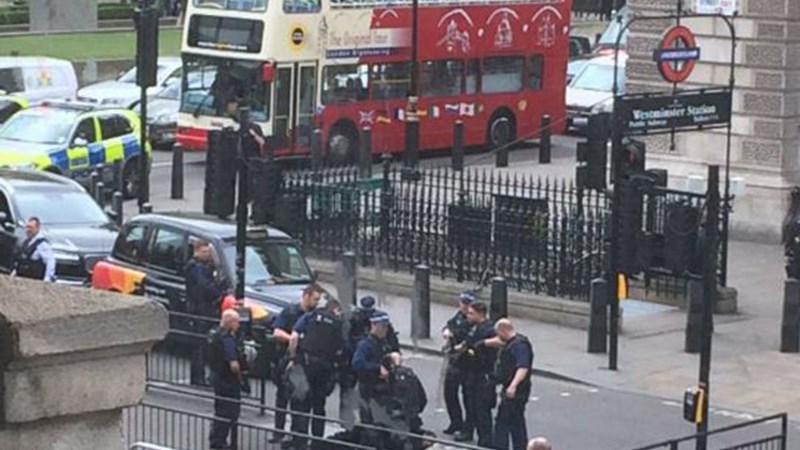 Οι πρώτες εικόνες από τη σύλληψη του ενόπλου κοντά στο βρετανικό κοινοβούλιο – ΒΙΝΤΕΟ – ΦΩΤΟ