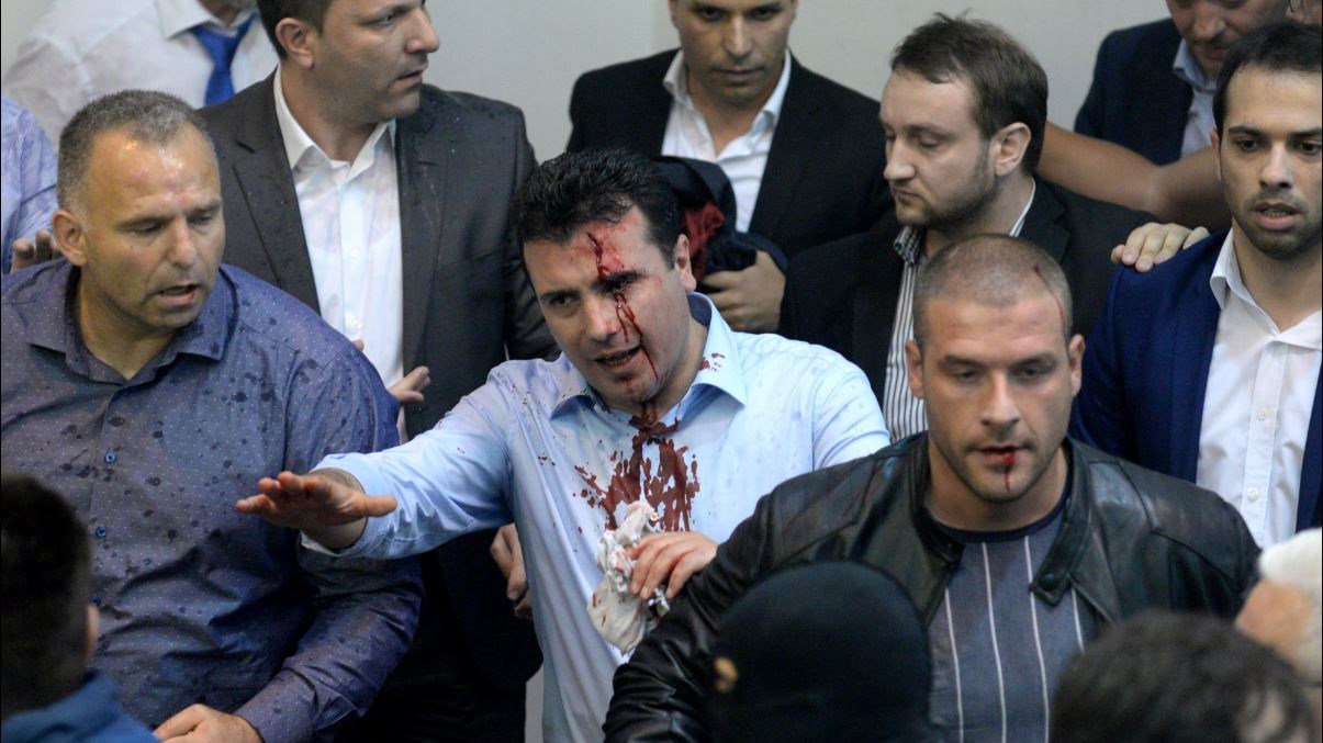 Χάος στα Σκόπια: Εισβολή διαδηλωτών στο Κοινοβούλιο – 4 τραυματίες – ΦΩΤΟ – ΒΙΝΤΕΟ