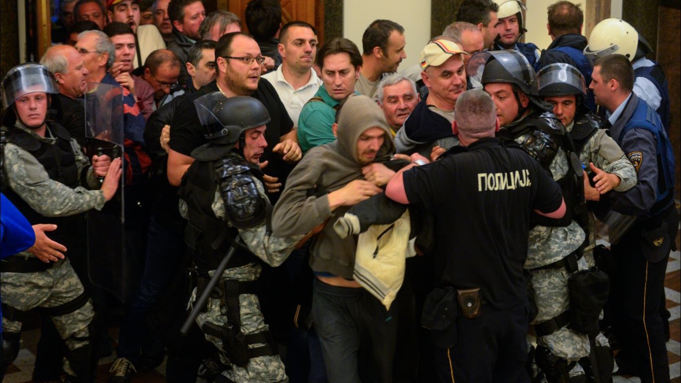 Σκόπια – 4 βουλευτές τραυματίες από την εισβολή οπαδών του Γκρουέφσκι στο Κοινοβούλιο – ΦΩΤΟ