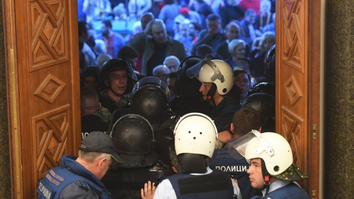 ΒΙΝΤΕΟ από την εισβολή διαδηλωτών στη Βουλή των Σκοπίων