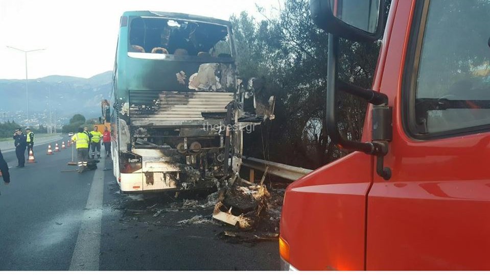 Η στιγμή που τυλίγεται στις φλόγες το λεωφορείο με τους μαθητές – ΦΩΤΟ ΚΑΙ ΒΙΝΤΕΟ