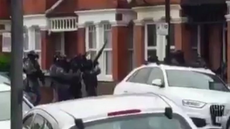 Αντιτρομοκρατική επιχείρηση σε Λονδίνο και Κεντ – ΒΙΝΤΕΟ ΝΤΟΚΟΥΜΕΝΤΟ: Οι αστυνομικοί πυροβολούν τους υπόπτους