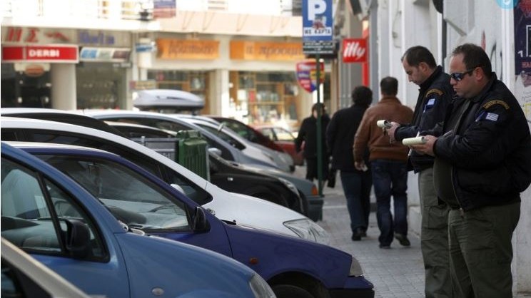 Δημοτικός αστυνομικός γρονθοκόπησε συνάδελφο του γιατί του έκοψε κλήση