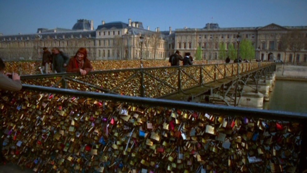 Σε δημοπρασία τα “λουκέτα της αγάπης” από τις γέφυρες του Παρισιού