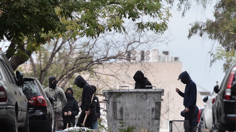 Ταυτοποιήθηκε άτομο που επιτέθηκε σε αστυνομικούς στους Αμπελόκηπους