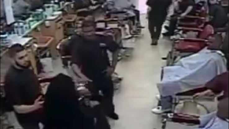 Απείλησε με όπλο την κομμώτρια επειδή αργούσε να κουρέψει τον γιο της – ΒΙΝΤΕΟ