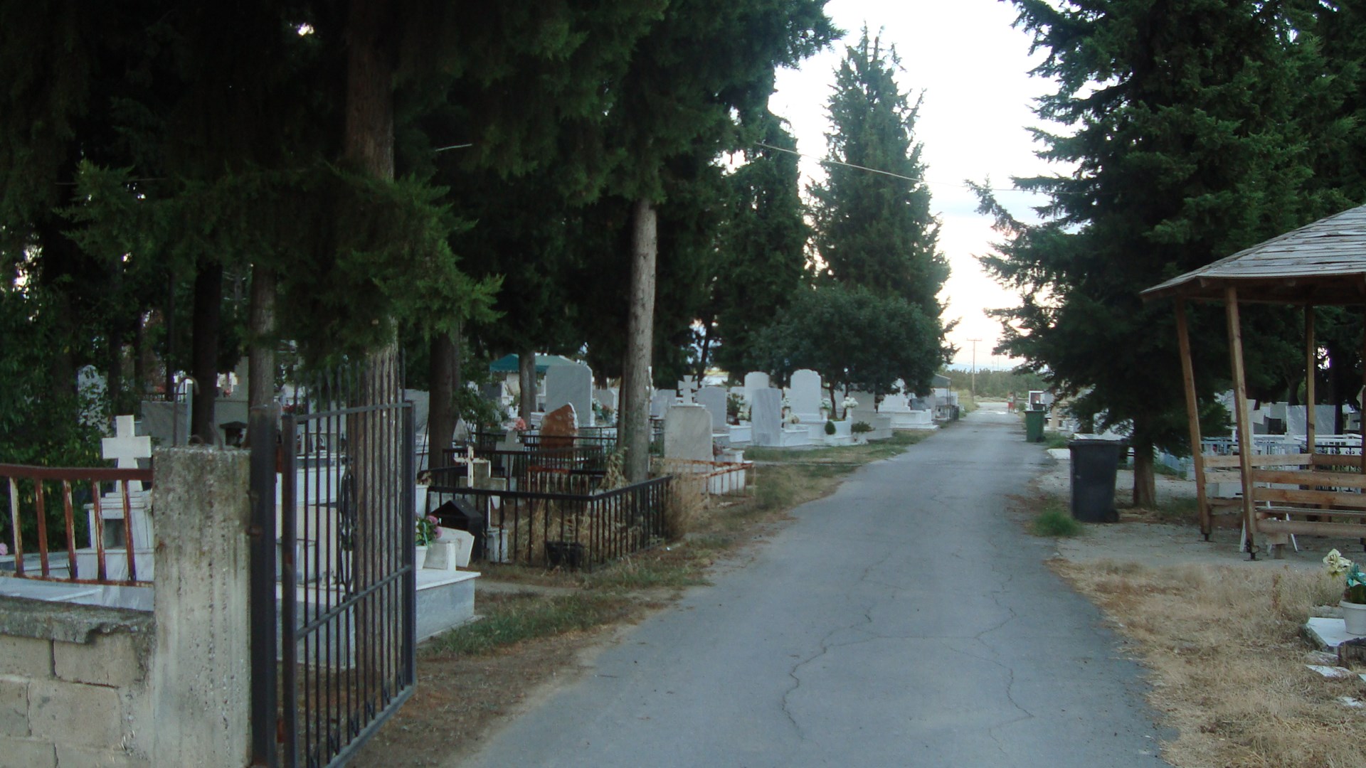 Φρίκη – Βοσκός βρήκε σχηματισμένα έμβρυα σε γυάλες έξω από νεκροταφείο