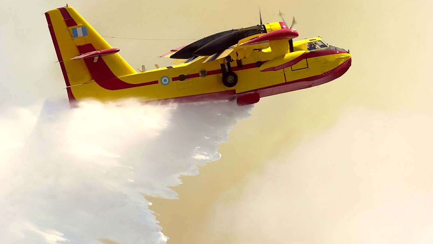 Σε εξέλιξη η φωτιά στη Ζάκυνθο – Κατέρρευσε οροφή σπιτιού από φωτιά στη Λευκάδα