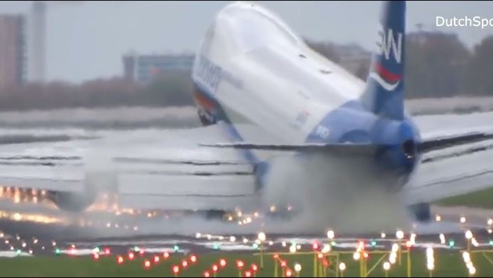 Τρόμος για επιβάτες Boeing κατά την προσγείωση – ΒΙΝΤΕΟ
