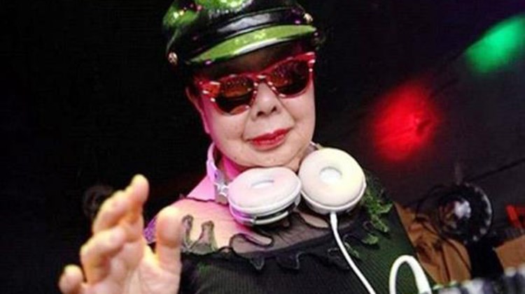 Η πιο περιζήτητη DJ στο Τόκιο είναι 82 ετών