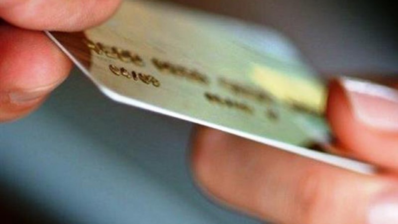 «Δούρειος Ίππος» για τις πιστωτικές κάρτες, φόροι και εισφορές έως 80%