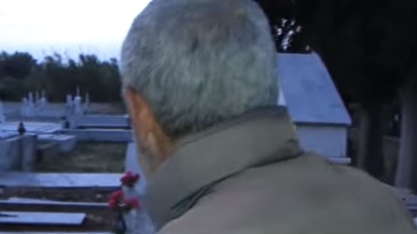 Σοκάρει η ιστορία του άστεγου που κοιμάται σε νεκροταφείο – ΒΙΝΤΕΟ