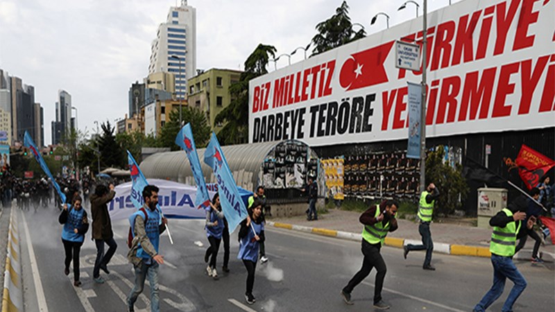 Δακρυγόνα κατά διαδηλωτών για την Πρωτομαγιά στην Κωνσταντινούπολη – ΦΩΤΟ