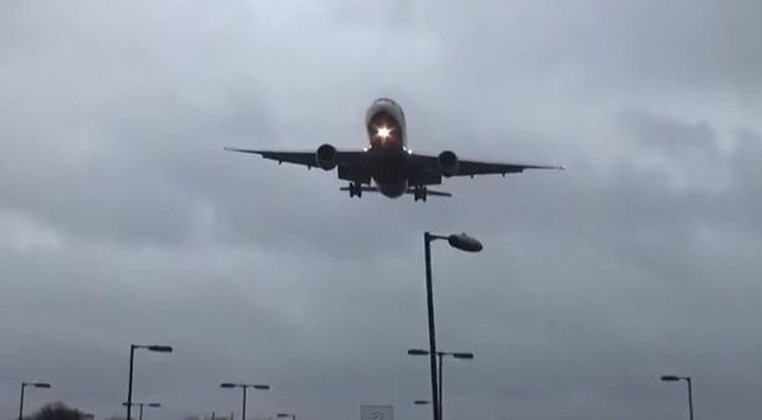 Τρόμος στον αέρα εξαιτίας ισχυρών αναταράξεων – Τραυματίστηκαν 27 επιβάτες – ΦΩΤΟ – BINTEO