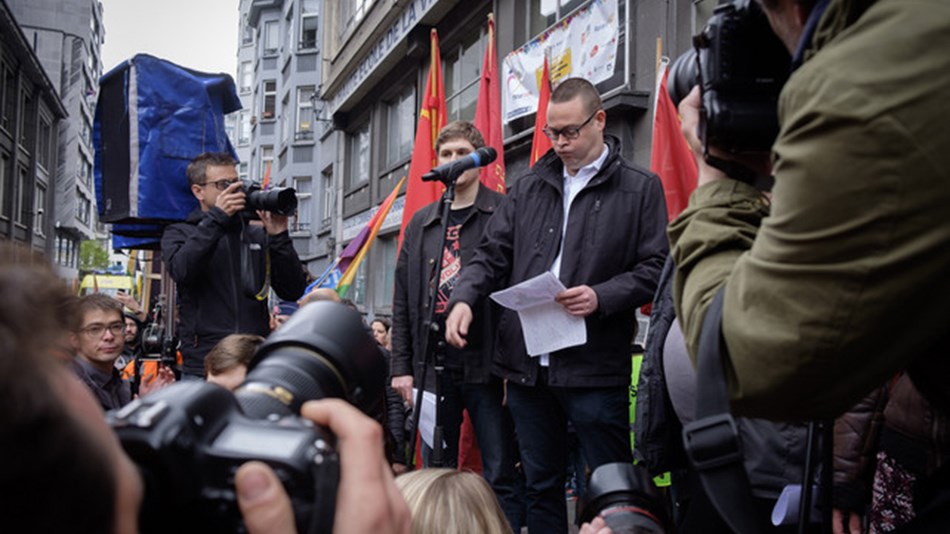 Μαχαίρωσαν Βέλγο πολιτικό μπροστά στο πλήθος – ΦΩΤΟ
