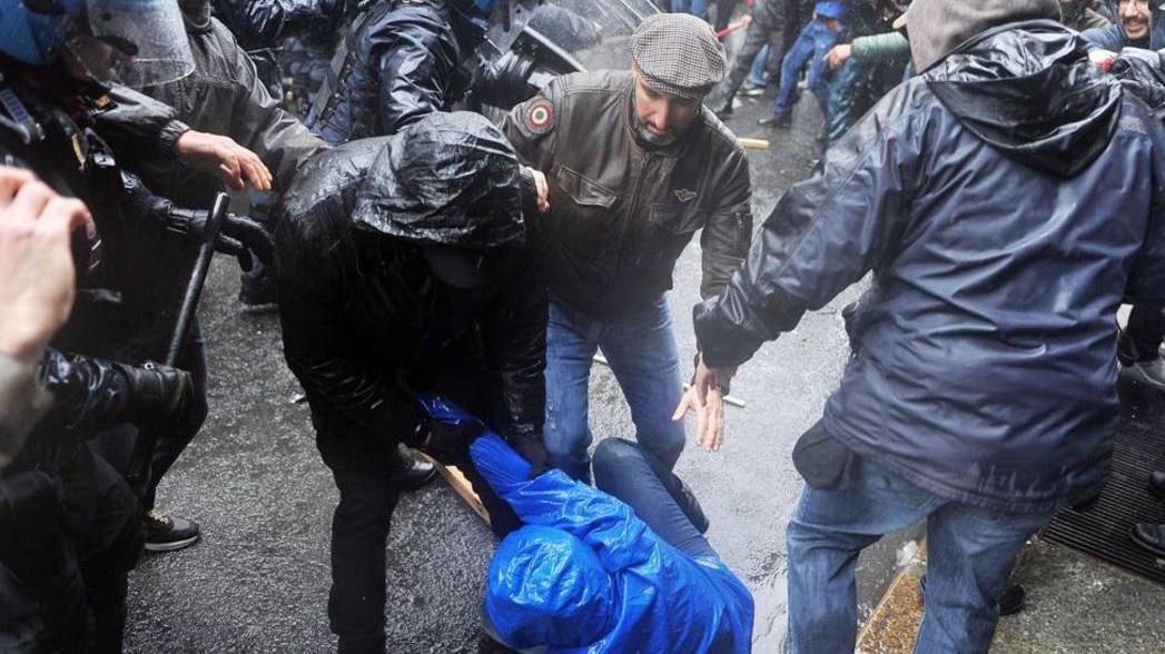 Βίαιες συγκρούσεις στο Τορίνο – ΦΩΤΟ