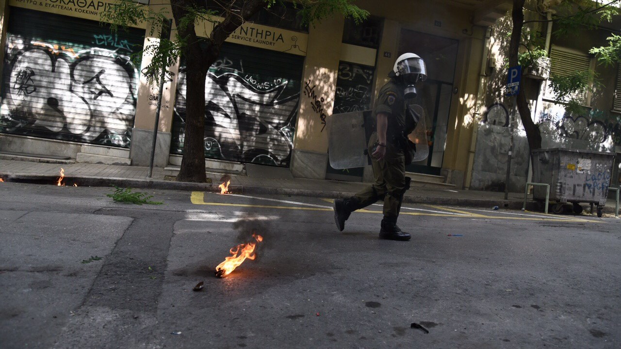 Μολότοφ μέρα – μεσημέρι στα Εξάρχεια – ΦΩΤΟ