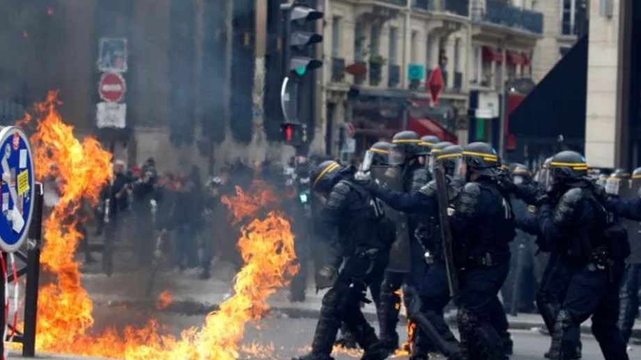 Μολότοφ και δακρυγόνα στο Παρίσι – ΦΩΤΟ