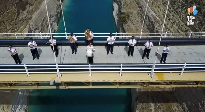 Η φιλαρμονική που παίζει Χατζηδάκι πάνω από τον Ισθμό της Κορίνθου – ΒΙΝΤΕΟ