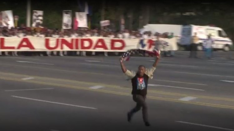 Έτρεξε μπροστά από πορεία στην Κούβα με αμερικανική σημαία και τον πήραν σηκωτό – ΒΙΝΤΕΟ