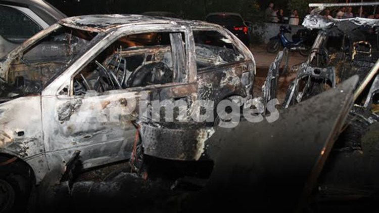 Παραδόθηκαν στις φλόγες τρία αυτοκίνητα στην Αγία Παρασκευή – ΦΩΤΟ