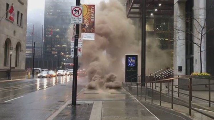 Σε πυρκαγιά σε υπόγειο μετασχηματιστή εντοπίζεται η αιτία των εκρήξεων στο Τορόντο