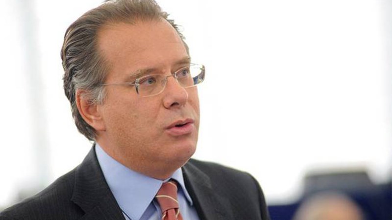 Κουμουτσάκος: Δεν μιλάμε για λευκό καπνό, αλλά για λευκή πετσέτα