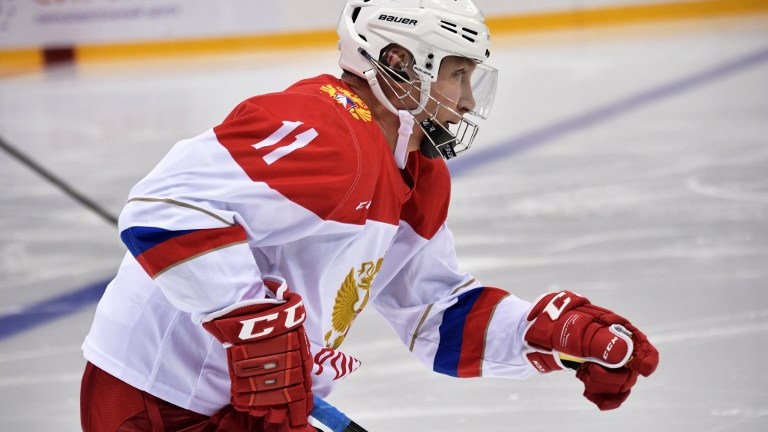 Ο Πούτιν παίζει χόκεϊ επί πάγου μαζί με Γάλλο σκιέρ – ΒΙΝΤΕΟ – ΦΩΤΟ